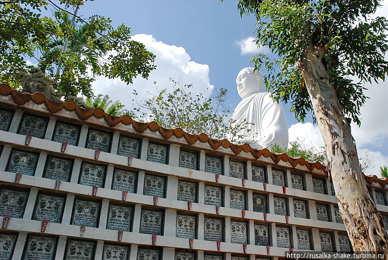 Колумбарий вокруг Большого Белого Будды Нячанг, Вьетнам