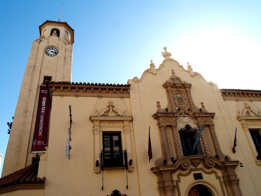 Colegio Nacional de Montserrat (угол улиц Obispo Trejo и Duarte Quirós) — колледж основан иезуитами в 1695-м году
