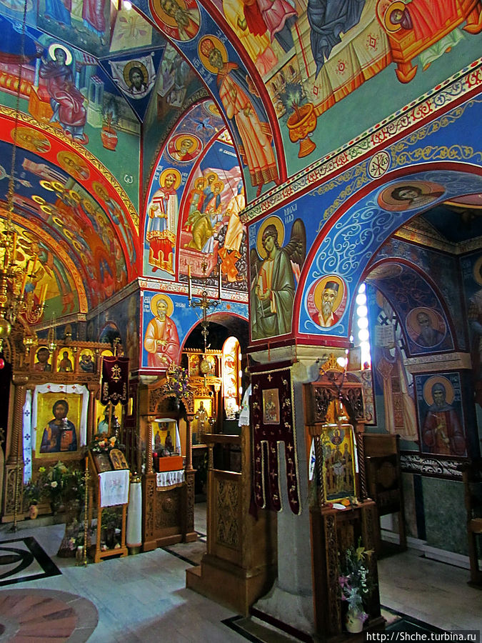 внутри старинного монастыря очень яркая современная роспись — не удивительно, учитывая его историю Республика Сербская, Босния и Герцеговина