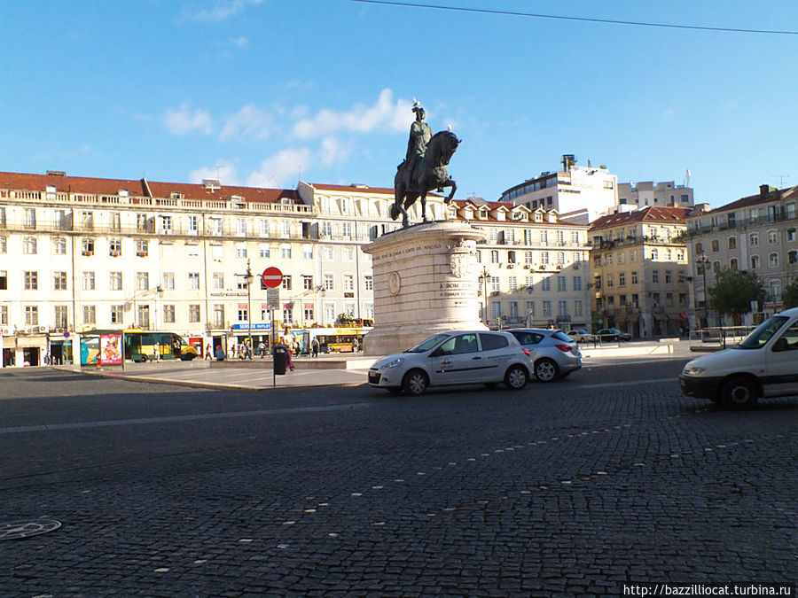На площади на остановке слева направо наш автобус номер 737 и экскурсионный даблдеккер Лиссабон, Португалия