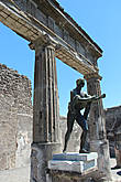 Храм Апполона со статуей Аполлона — стреловержца.