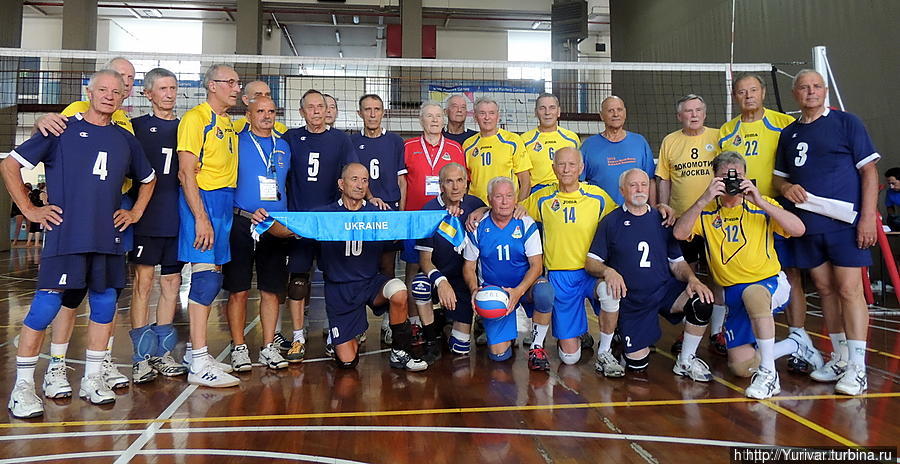 Сборная Украины (в синей форме), обыграв команды Италии, Бразилии и России (в желто-голубой форме) стала чемпионом мира в WMG-2013 в возрастной группе 70+. Австралия