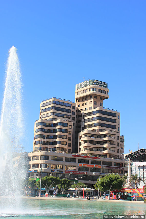 В центре площади сконструировали фонтан с морской водой. В центре площади сконструировали фонтан с морской водой.