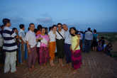 Семья местных и фаранги в лонжи :)