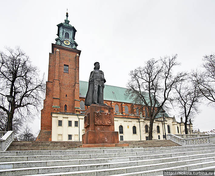 Памятник Болеславу Храброму перед рхикафедральным собором Успения Девы Марии Гнезно, Польша