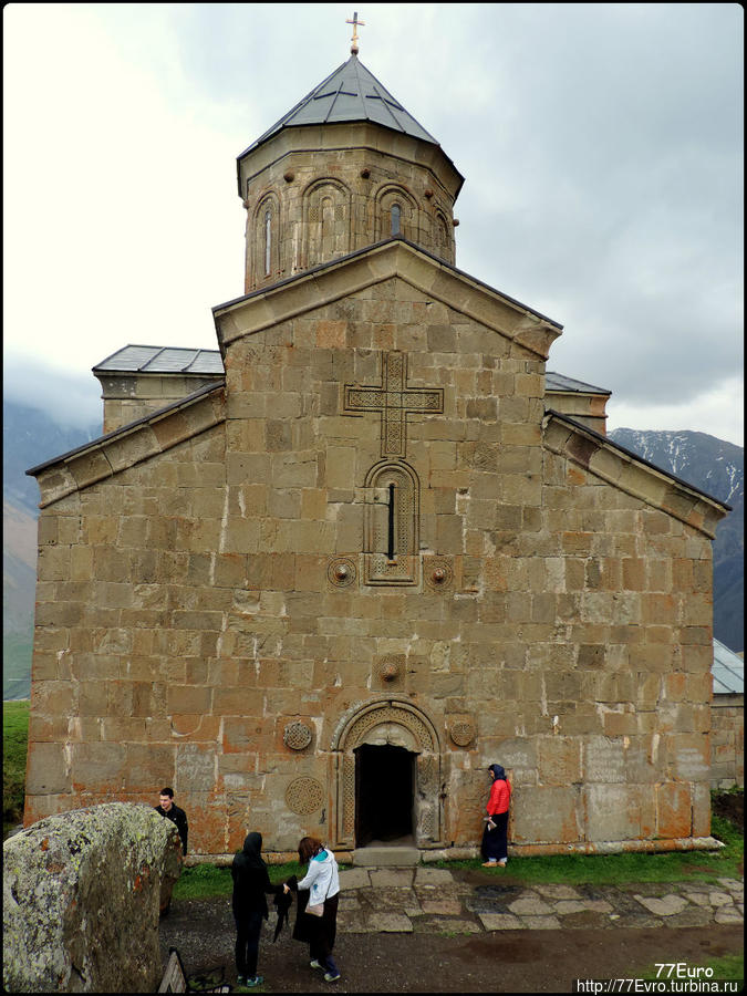 Церковь  расположена на высоте 2 170 м Степанцминда, Грузия
