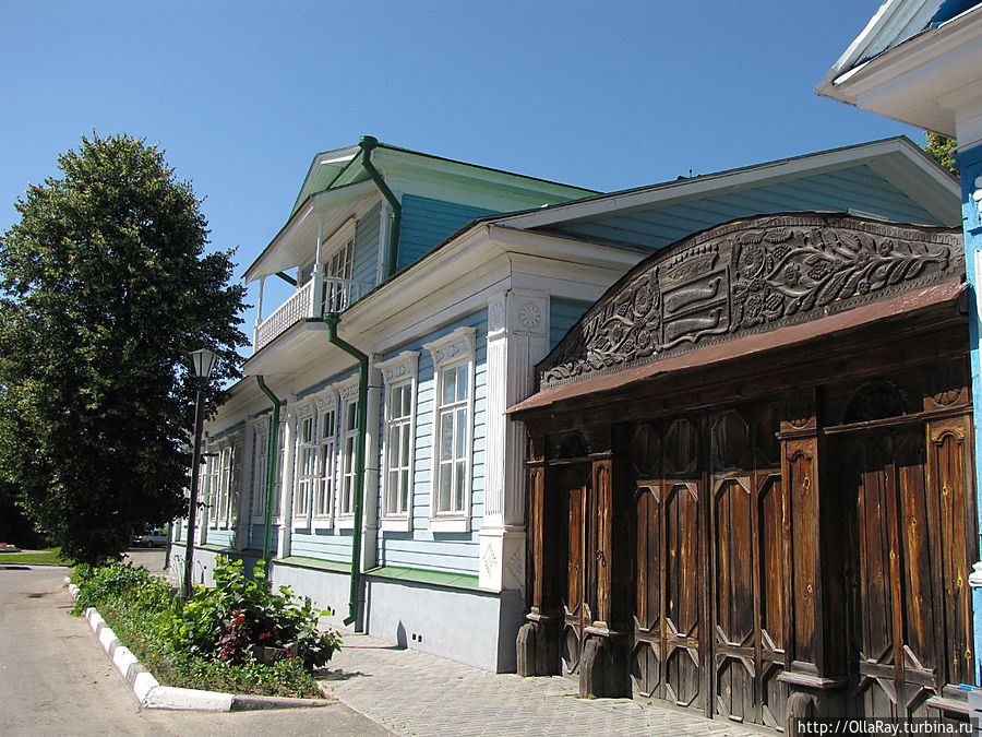 Усадьба для управляющего городецкой вотчиной графа В.Н. Панина. Главный дом с воротами (1845г.). Характерный образец архитектуры деревянного ампира. Сейчас тут Усадьба для управляющего городецкой вотчиной графа В.Н. Панина. Главный дом с воротами (1845г.). Характерный образец архитектуры деревянного ампира. Сейчас тут