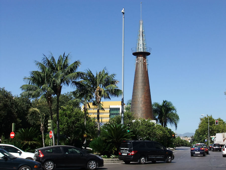 Так и не высянил, в честь чего утановлен этот маяк на одной из городских развязок Марбелья, Испания