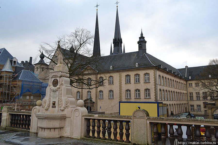 Там же, на южной стороне площади, можно увидеть ратушу, возведенную в 1830 году в классическом стиле, которая в настоящее время служит нуждам городской власти. Люксембург, Люксембург