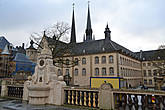 Там же, на южной стороне площади, можно увидеть ратушу, возведенную в 1830 году в классическом стиле, которая в настоящее время служит нуждам городской власти.