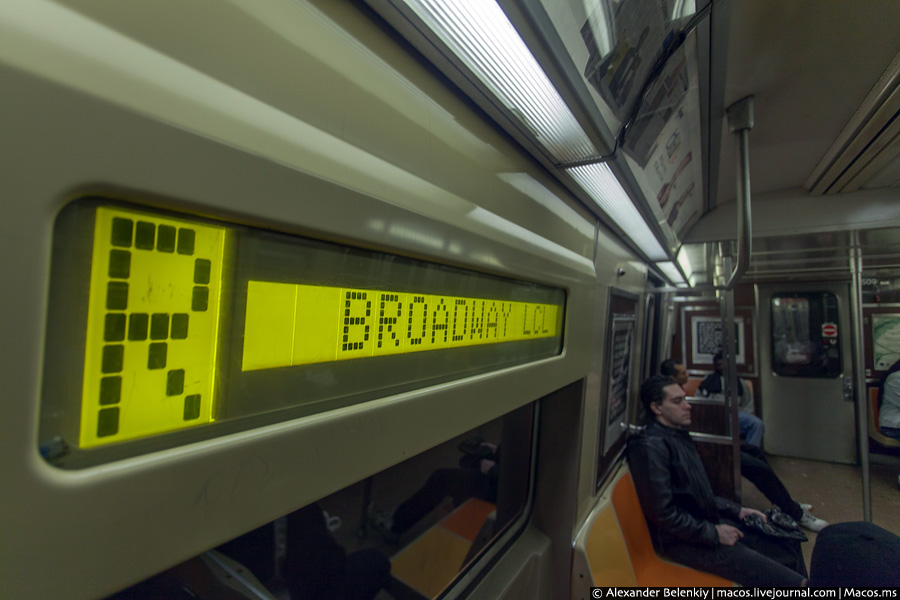 Внутри вагонов обязательно есть табло с указанием маршрута, конечной и следующей станции. Нью-Йорк, CША