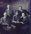 Иван Андреевич Петелин с супругой Маргаритой Павловной и сыновьями. У четы было ещё и три дочери. Снимок фото из музея.