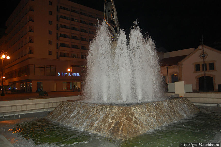 Фонтан на площади Европы (ночью), Ларнака Кипр