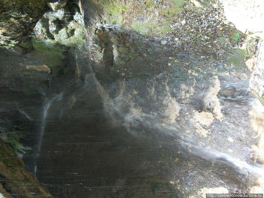 Среди струй водопада Су-Учхан Алушта, Россия