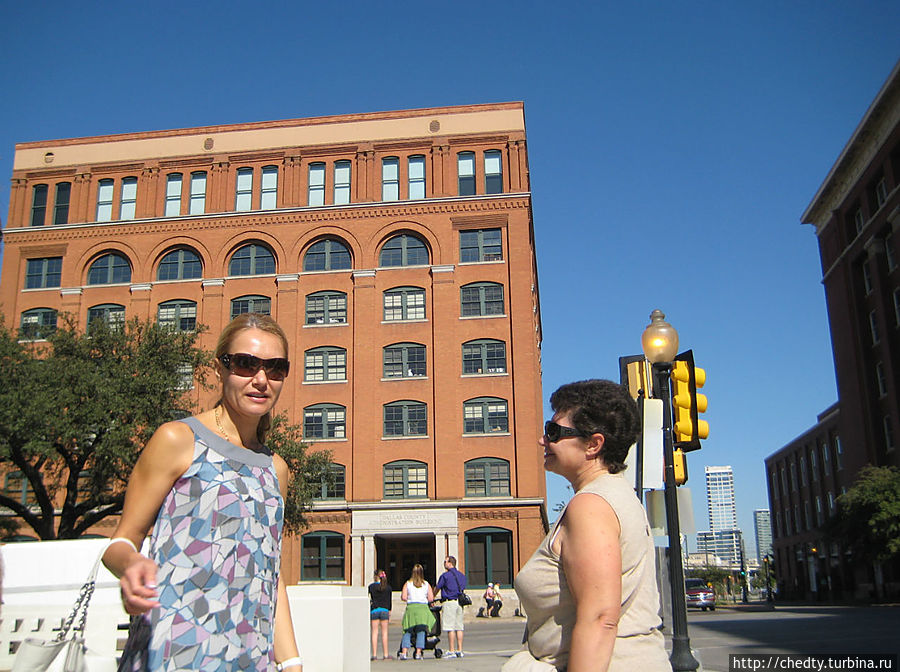 Стреляли из угловой комнаты шестого этажа. Видите там рама открыта? Там есть небольшой музейчик. Стреляли из угловой комнаты шестого этажа. Видите там рама открыта? Там есть небольшой музейчик.