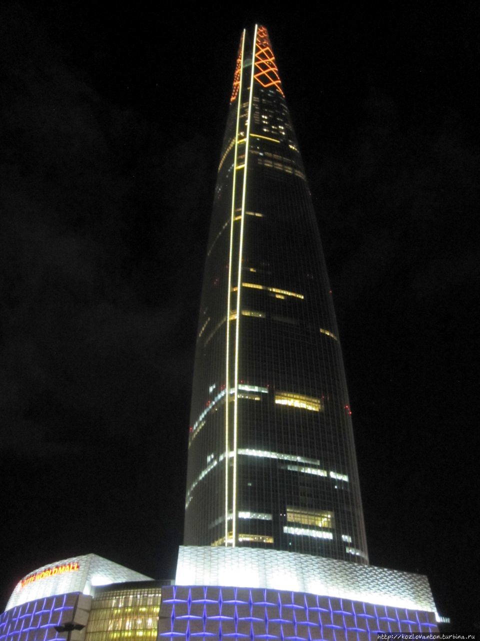 Сияние огней на все 555 метров высоты башни. Сеул, Республика Корея Сияние огней на все 555 метров высоты башни. Сеул, Республика Корея