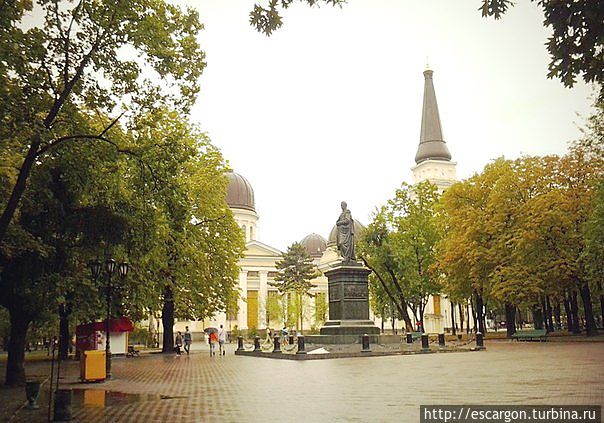 Недалеко располагается и одесский Спасо-Преображенский кафедральный собор — крупнейший храм Одессы. Был заложен в первом году существования города, в 1794, несколько раз расширялся.Собор отражал уровень развития Одессы. В начале XIX века он был небольшим культовым сооружением, а уже через столетие стала одним из крупнейших соборов России Империи. Собор вмещал около 10 тысяч человек, а Соборная площадь была главной площадью города. Недалеко располагается и одесский Спасо-Преображенский кафедральный собор — крупнейший храм Одессы. Был заложен в первом году существования города, в 1794, несколько раз расширялся.Собор отражал уровень развития Одессы. В начале XIX века он был небольшим культовым сооружением, а уже через столетие стала одним из крупнейших соборов России Империи. Собор вмещал около 10 тысяч человек, а Соборная площадь была главной площадью города.