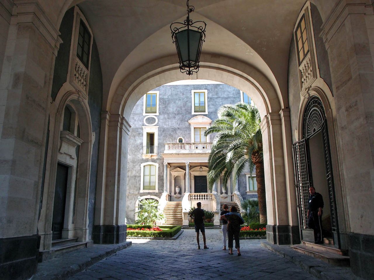 Город, который живёт вопреки Катания, Италия Город, который живёт вопреки Катания, Италия