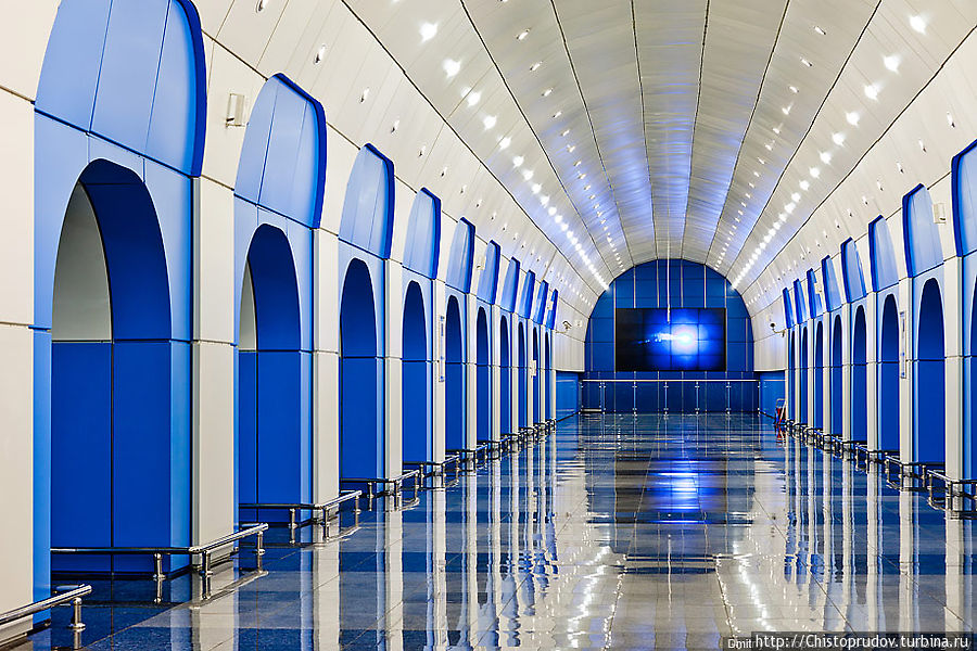 В торце центрального зала установлено 16 дисплеев, на которых крутятся ролики различных запусков с космодрома. Алматы, Казахстан