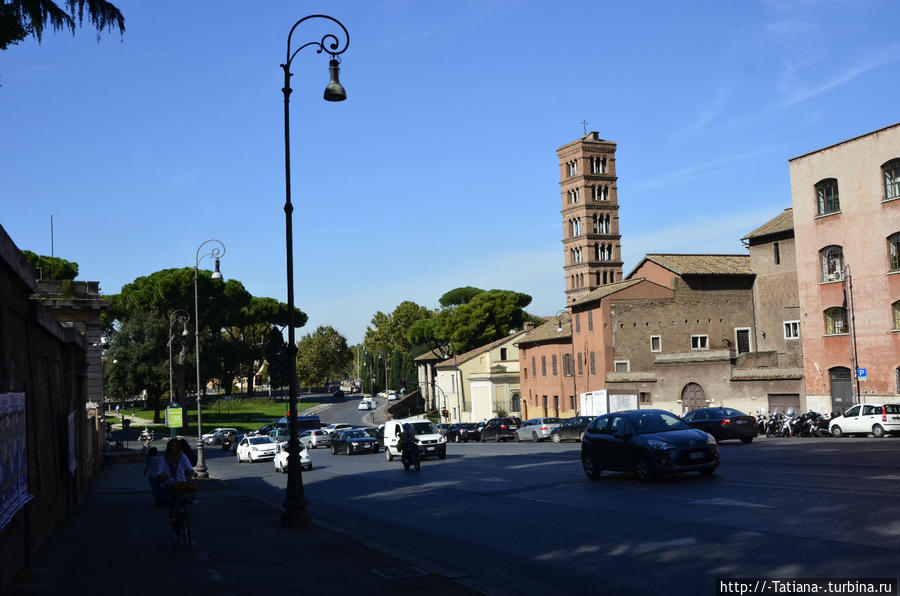 Позади цирк Массимо, слева Авентин, башенка впереди — колокольня церкви Рим, Италия