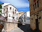 Улица Санто-Доминго. Справа Дом короля мавров. Слева маленький водоем.