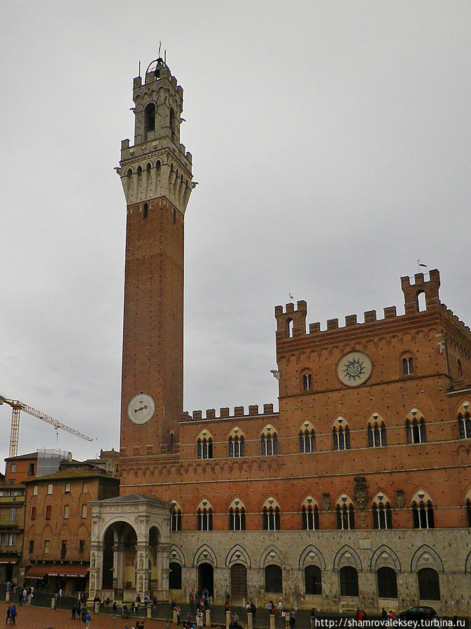 Palazzo Publico с башней Torre del Mangia Сиена, Италия