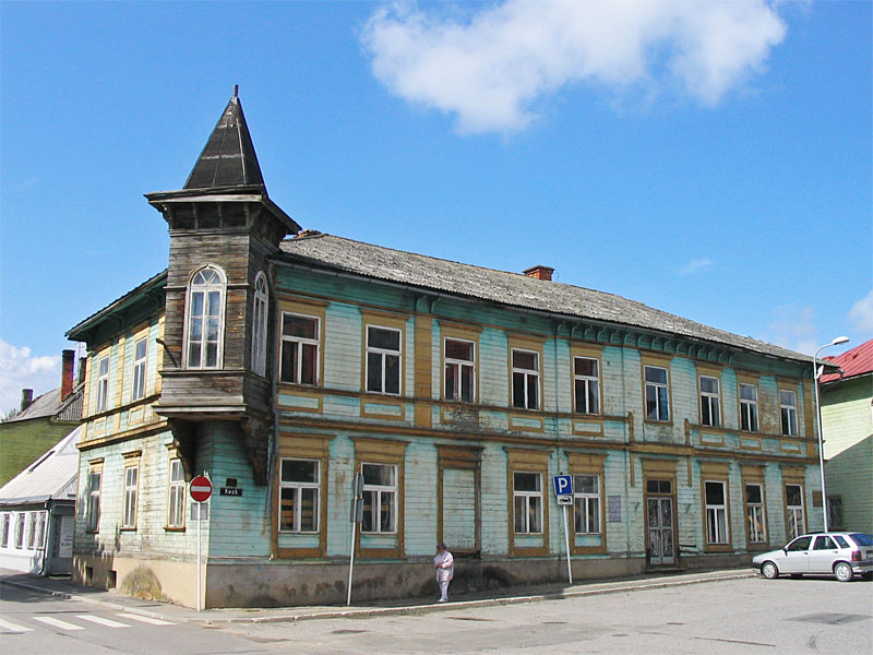 Очередной деревянный дом с башенкой Валга, Эстония