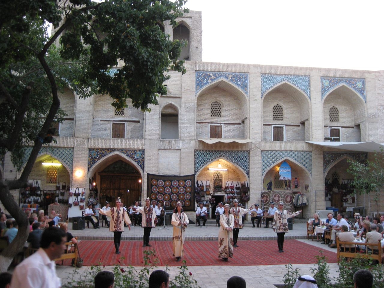 Вечер танцев в Самарканде. Самарканд, Узбекистан