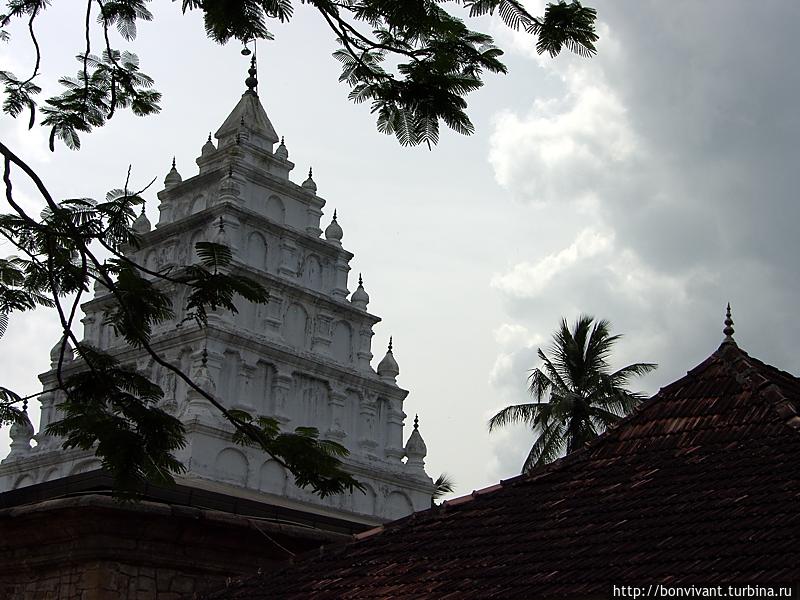 Странная архитектура храма Галмадува Канди, Шри-Ланка