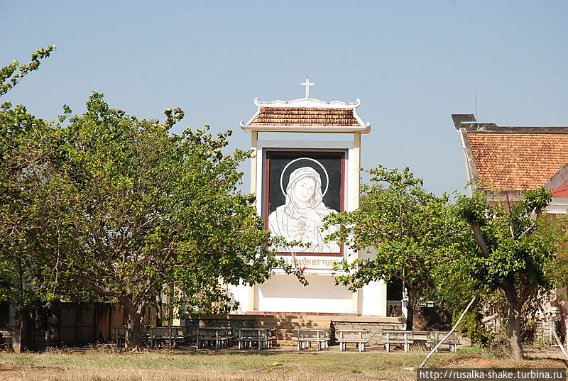 Католический собор в буддистском стиле Фантхиет, Вьетнам