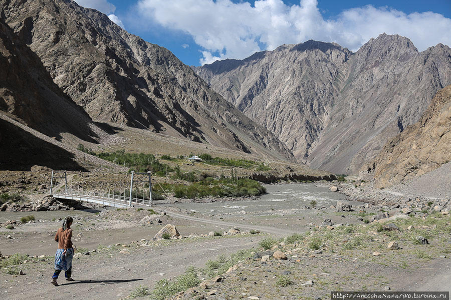 С той стороны Бартанга строят несколько новых домов и мост к ним поставили, Фактически, рождение нового кишлака. Горно-Бадахшанская область, Таджикистан