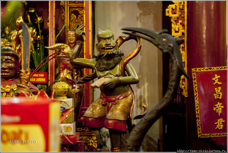 У вьетнамцев есть свои характерные изображения в храмах, которые я не встречал в Китае. Ханой, Вьетнам