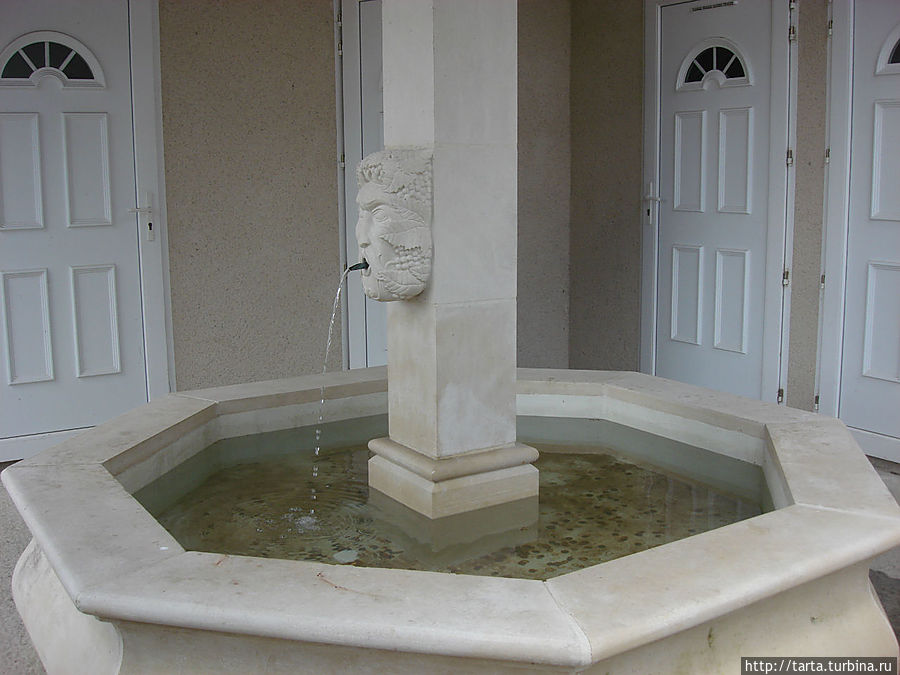 Монетка на счастье в фонтан, чтобы вернуться сюда снова. Монетка на счастье в фонтан, чтобы вернуться сюда снова.