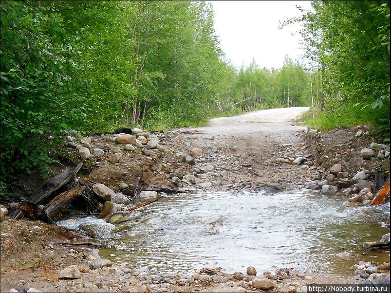 Первое препятствие — довольно глубокая лужа, которую легковушке переехать не так-то просто... Сколько их ещё будет! Бурятия, Россия