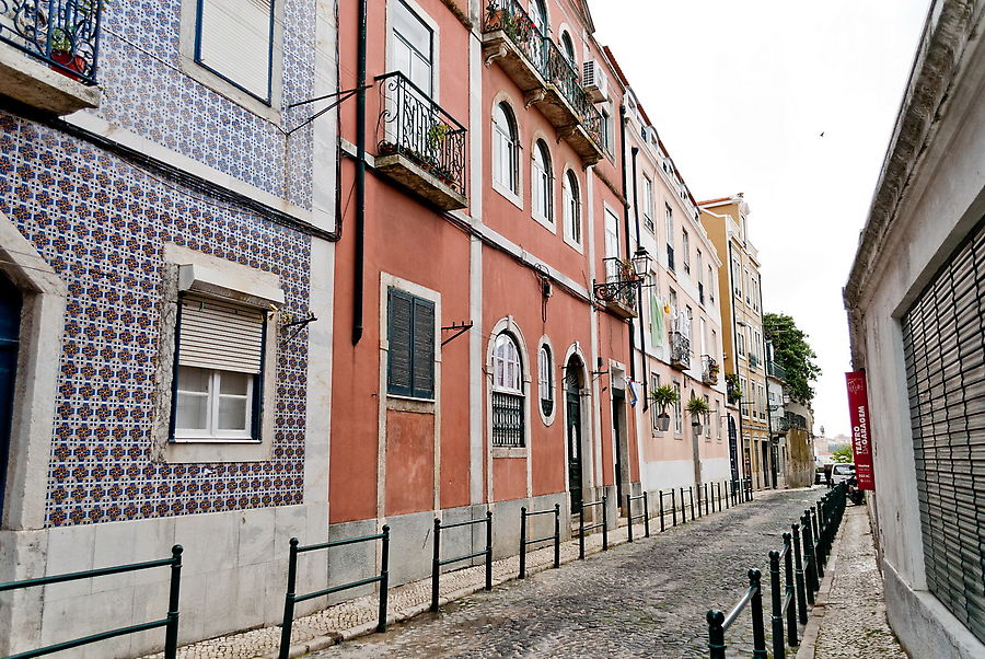 В Лиссабоне сложно найти не только два одинаковых дома. Лиссабон, Португалия