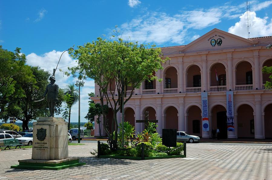 Эль Кабильдо и памятник основателю Асунсьона Хуану де Салазару Асунсьон, Парагвай
