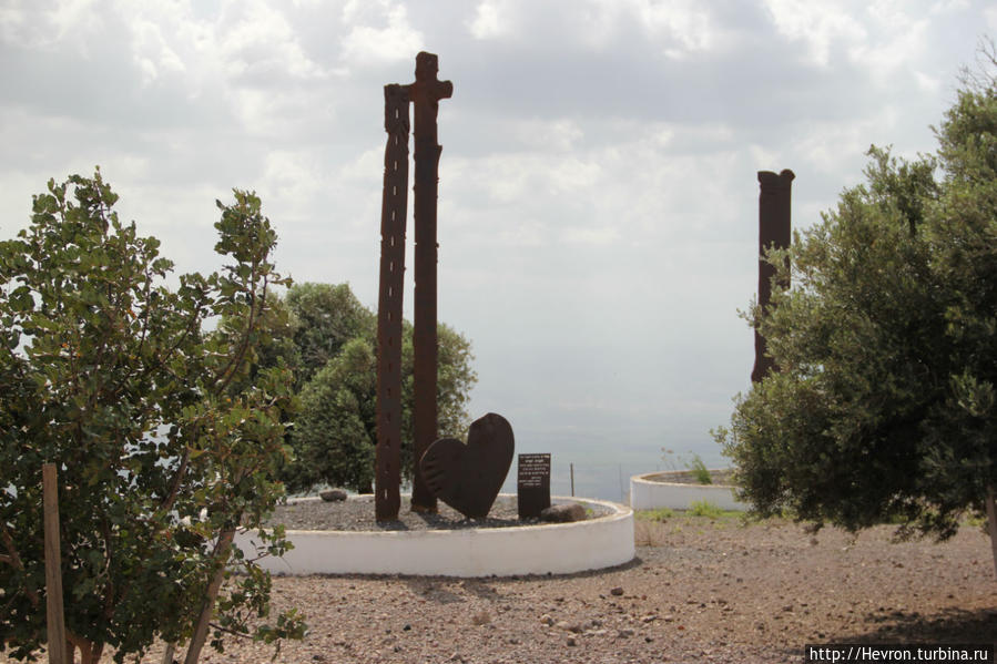 Этот памятник посвящен Ханниа Ифрах. Руководителю Национального парка Кохав а-Ярден с 1987 по 2003 гг. 