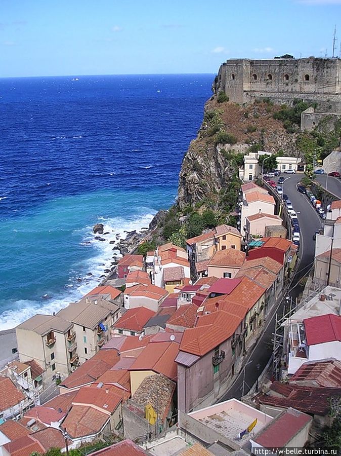 Шилла. Набережная и замок Руффо. Шилла. Набережная и замок Руффо.