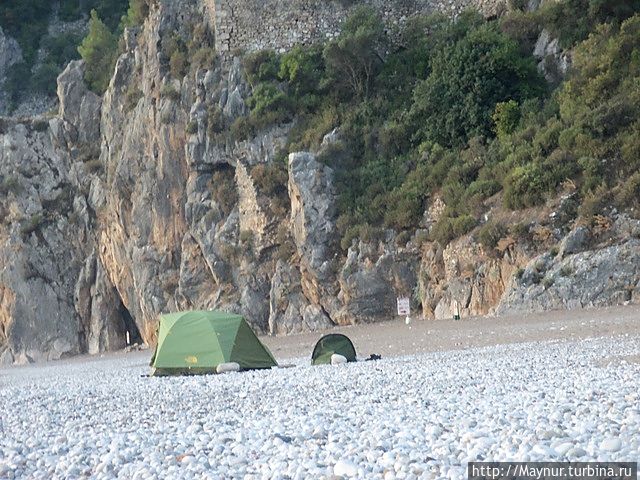 Мы не одни ночевали на пляже, было поставлено еще несколько палаток. Кемер, Турция