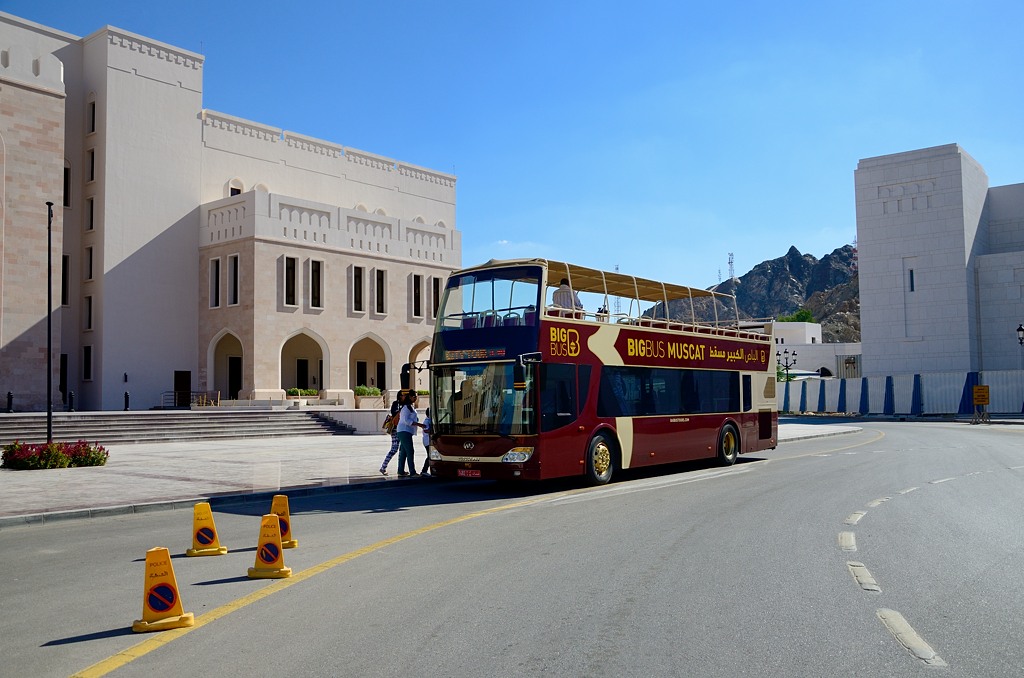 По Маскату на красном автобусе Маскат, Оман