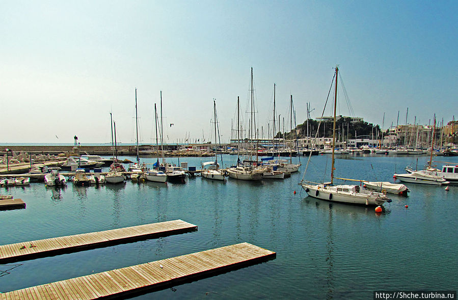 Спокойные воды — идеальное место для стоянки небольших яхт Пирей, Греция