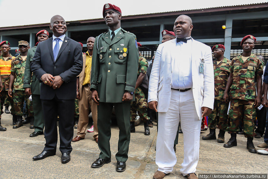 Слева министр обороны Либерии Брауни Самукаи (Brownie Samukai), в центре бригадный генерал Даниэль Зианкхан, теперь Начальник Штаба. Справа не знаю, кто такой. Монровия, Либерия