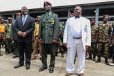Слева министр обороны Либерии Брауни Самукаи (Brownie Samukai), в центре бригадный генерал Даниэль Зианкхан, теперь Начальник Штаба. Справа не знаю, кто такой.