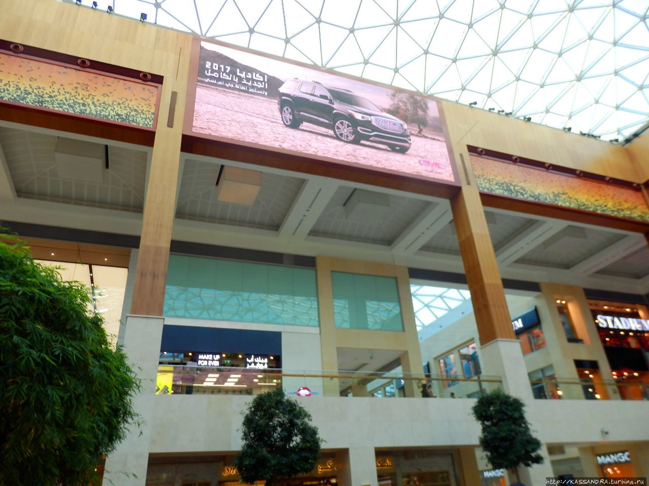 Бумажные  инсталляции  Гентенара. Yas Mall в Абу-Даби Абу-Даби, ОАЭ