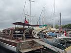 Вся береговая линия акватории Бодрума занята яхтами. Здесь можно увидеть традиционные старинные турецкие яхты, которые используются во время экскурсий, а также участвуют в ежегодной регате Бодрума в октябре.
