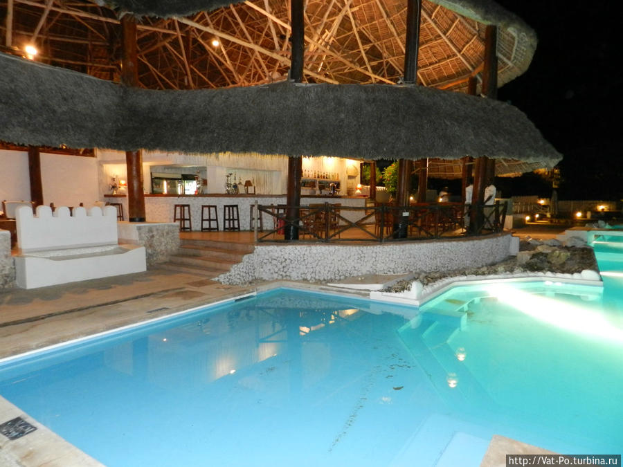 Территория отеля. Бассейн и бар. Занзибар, Танзания