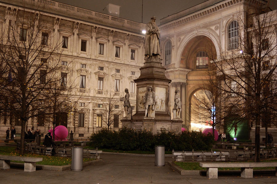 Памятник Леонардо Да Винчи перед Театром алла Скала Милан, Италия