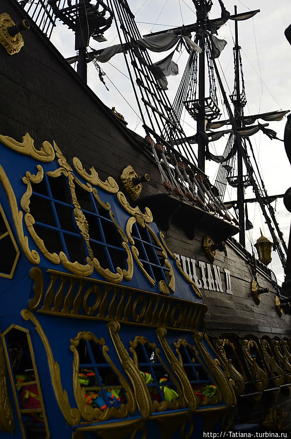 И гулякой шальным все швыряют вверх дном
Эти ветры — незваные гости,-
Захлебнуться бы им в моих трюмах вином
Или — с мели сорвать меня в злости! Тунис И гулякой шальным все швыряют вверх дном
Эти ветры — незваные гости,-
Захлебнуться бы им в моих трюмах вином
Или — с мели сорвать меня в злости! Тунис