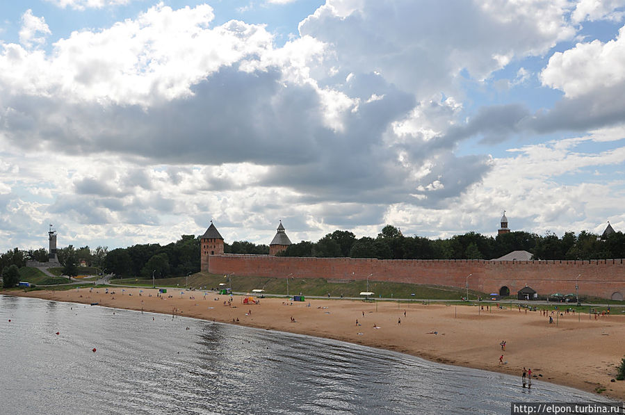 … Городской пляж у стен Детинца и монумент Победы. … Городской пляж у стен Детинца и монумент Победы.