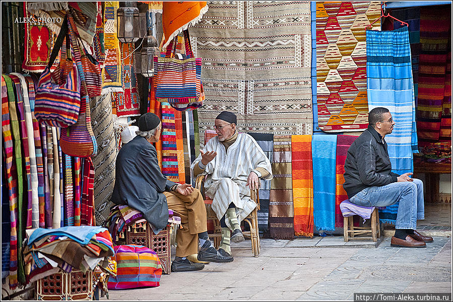 Поговорить о том-о-сем — любимое занятие местных аксакалов. Снимать людей, конечно, в Марокко очень сложно, но как же их совсем не снимать — это частичка страны, ее душа...
* Эссуэйра, Марокко